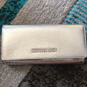 Michael Kors Jet Set Wallet - Silver